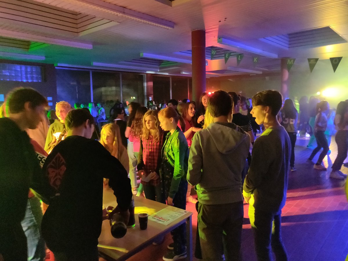 flyingels3's tweet image. Tijdens eerste fundraisinsactiviteit van 3e jaar @HetAtheneum #Vilvoorde tvv hun studiereis naar Londen leren de leerlingen SkillsForLife: #respect #samenlerensamenleven #burgerschap #teambuilding