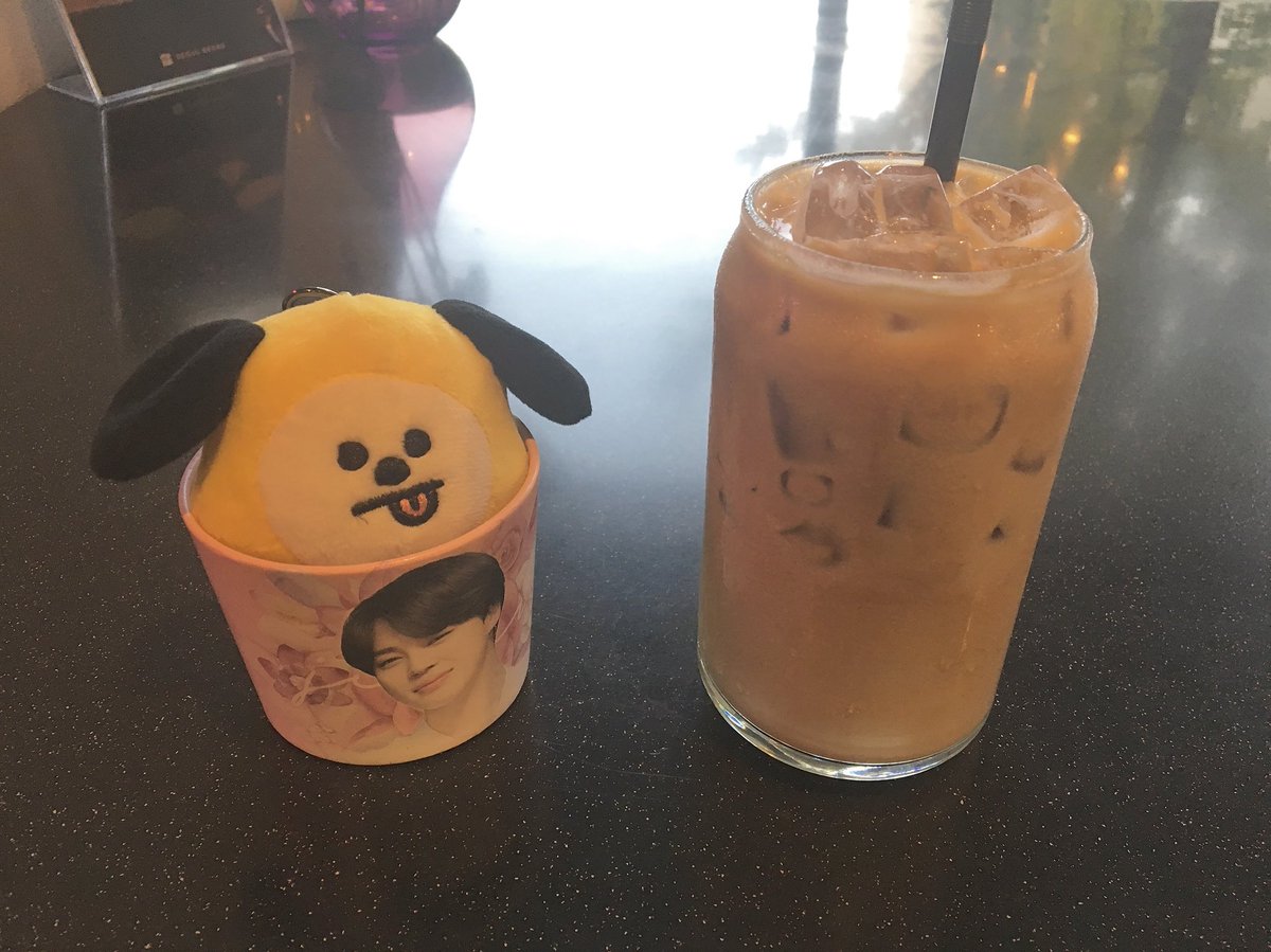 ブイエプでやってたカフェに行ってきました~☕️
店員さんに 推しが飲んだのどれですか？！！って聞けば教えてくれるし勝手にカップもくれます🤤（ヲタクを理解してらっしゃる）同じポーズして比べると改めてテテちゃん背バカ高い…
漢南駅1番出口から5分ぐらいのところにある＆gatherと言うお店です🤤