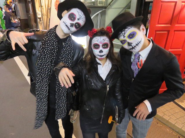 Gapan2020's tweet photo. 【新宿二丁目ハロウィーンは土曜の夜】

台北がパレードで盛り上がる今夜。
新宿二丁目はハロウィーンで超盛り上がりますよ。
今夜は仮装して二丁目に飲みに行きませんか？

#二丁目ハロウィーン https://t.co/45qRIp3eph