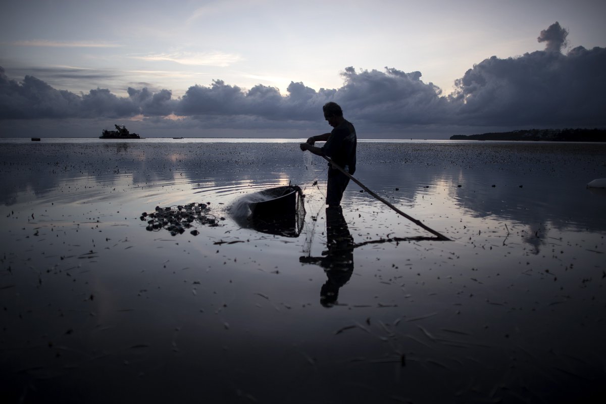 Mangingisda sa Boracay...