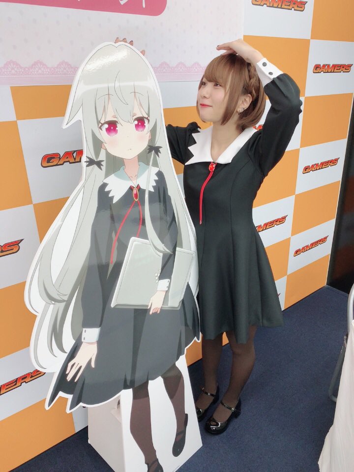 miyju_tomita's tweet photo. ソフィーと身長同じだーって言ったらじゅじゅさん撮ってくれたよ！
#吸血鬼さん https://t.co/1GTo6Buay6