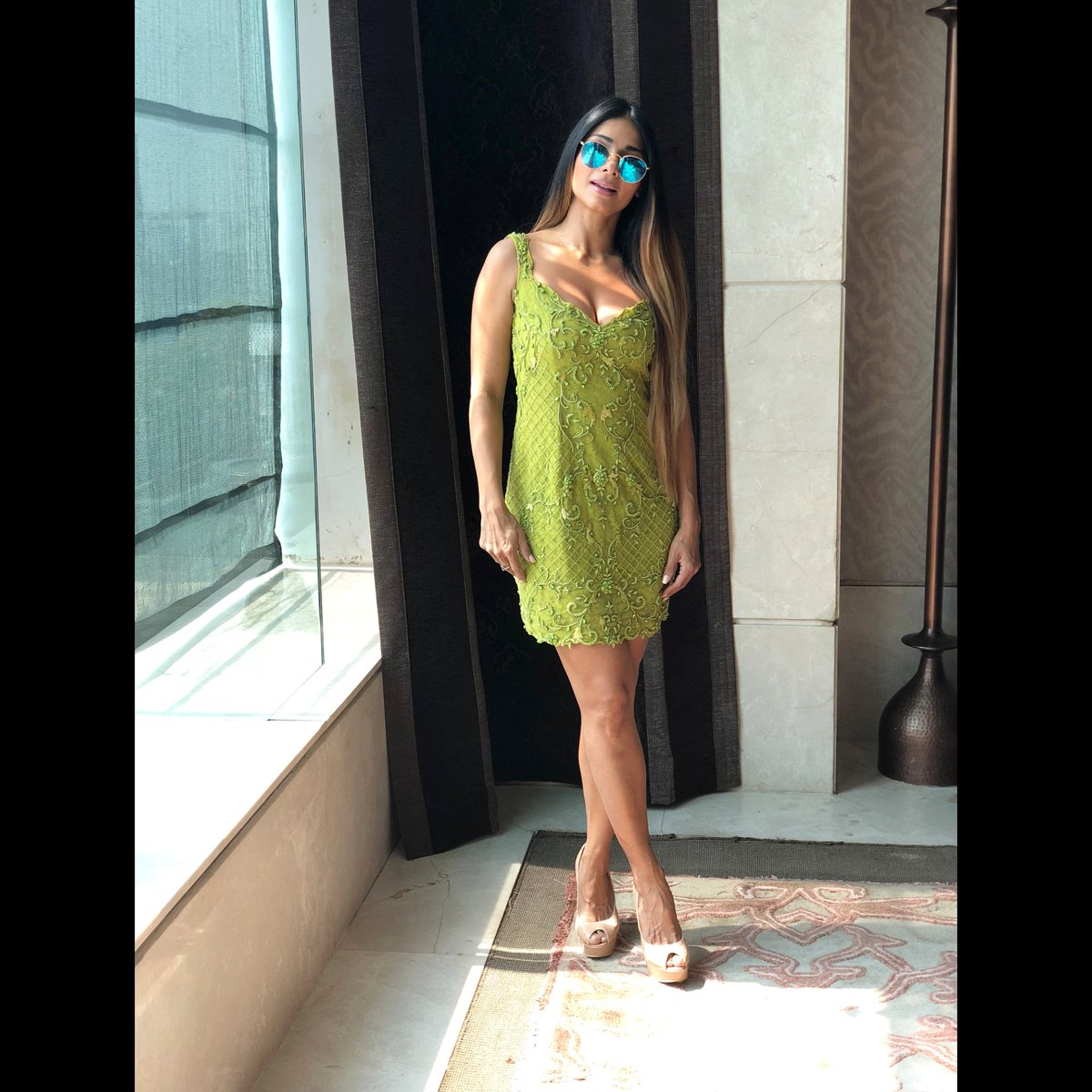 TanishaaMukerji's tweet photo. #afternoonpost #tanishaamukerji #post #green #darkglass #styling #poeer https://t.co/CdgGIfxmgL