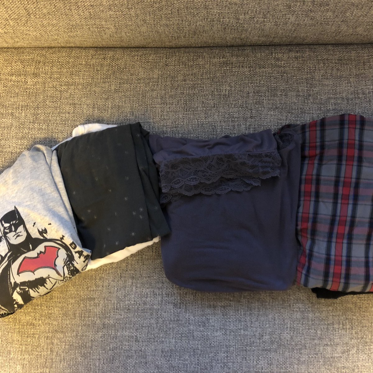 LaukkanenJanne's tweet photo. Lapsilla koittaa tĂ€nÀÀn joulu: Vuorossa isovanhempien #pyjamabileet = 24h pyjamat pÀÀllĂ€, paikalla vain #isovanhemmat ja kaikki viisi lastenlasta #eivanhempia.TĂ€mĂ€ innostuksen mÀÀrĂ€! ps. miksi kuvassa myös aikuisten pyjamia? No vanhempien on pakko pakata hotellia vartenđ https://t.co/4Qfx0mqRW0