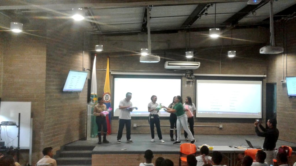 Ayalapsenaeduc1's tweet photo. 🐝Our first Spelling Bee Contest🐝 #SemanaDeidiomasSENA @Farid_Figueroat @SENAComunica @SenaCfma # CFMAspeaksEnglish https://t.co/NEIm59Avq7