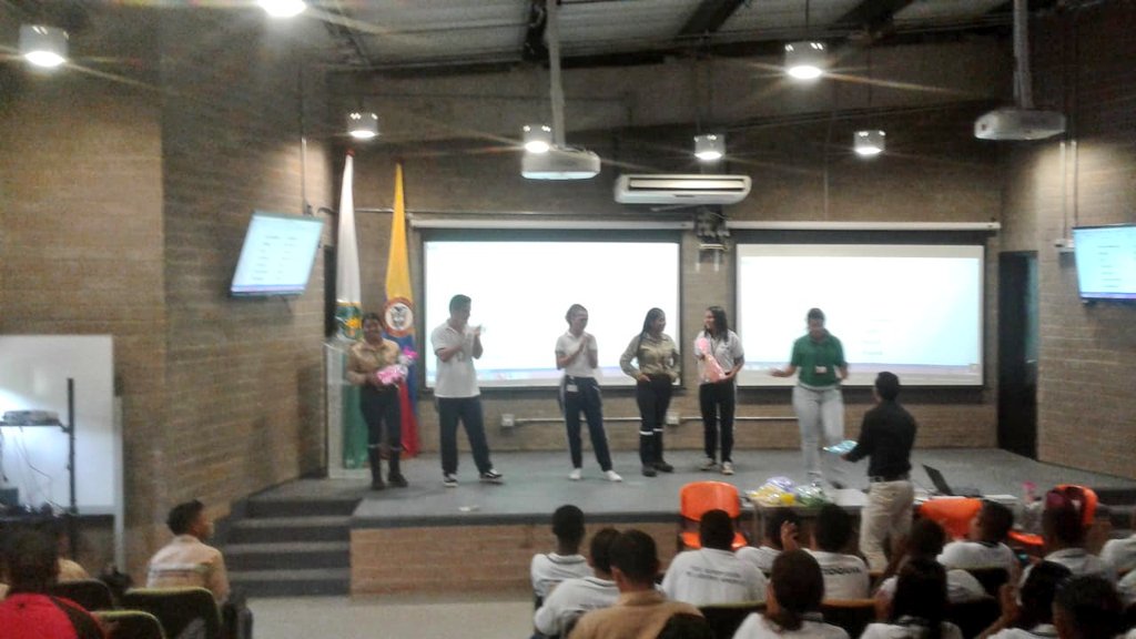 Ayalapsenaeduc1's tweet photo. 🐝Our first Spelling Bee Contest🐝 #SemanaDeidiomasSENA @Farid_Figueroat @SENAComunica @SenaCfma # CFMAspeaksEnglish https://t.co/NEIm59Avq7