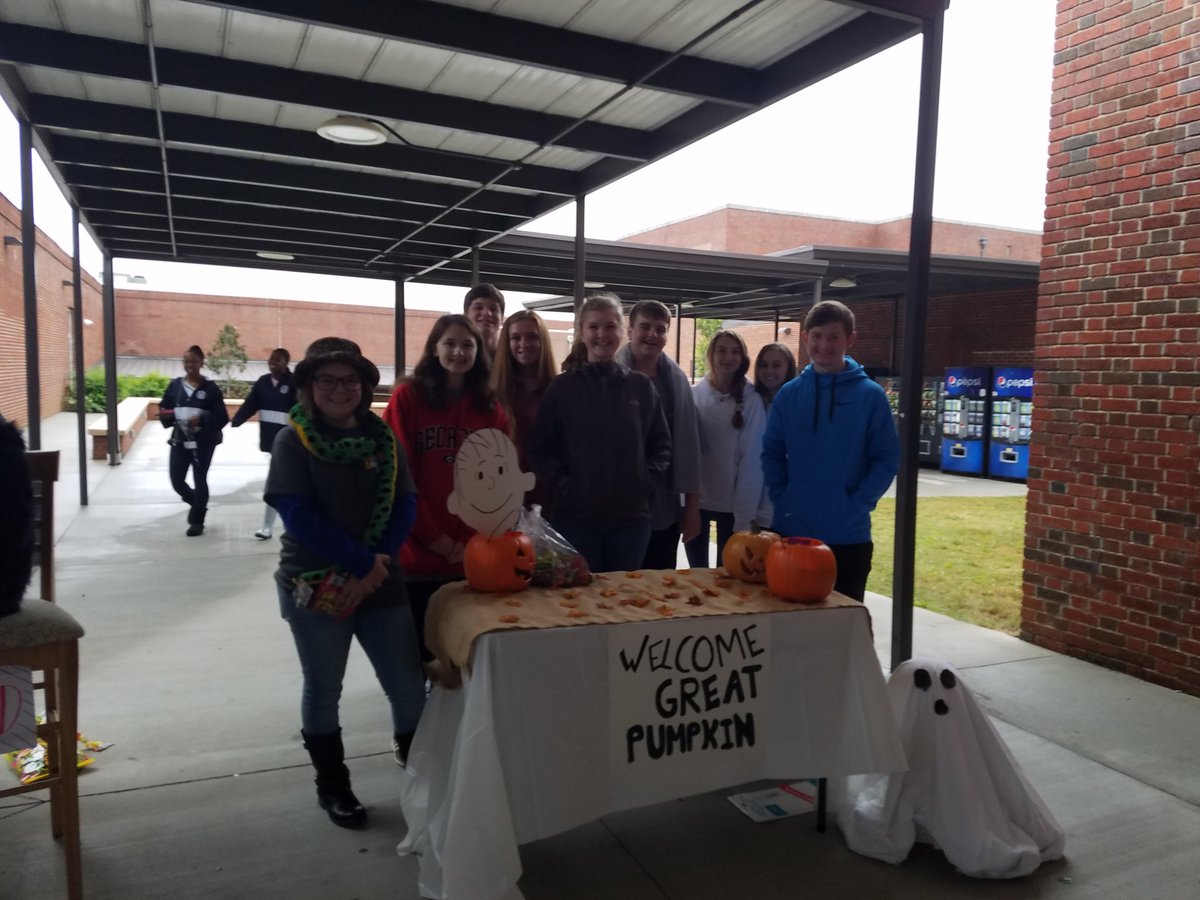 NewnanBetaClub's tweet photo. At truck or treat! Thanks to everyone who donated and came out! https://t.co/EejfSjKLAr