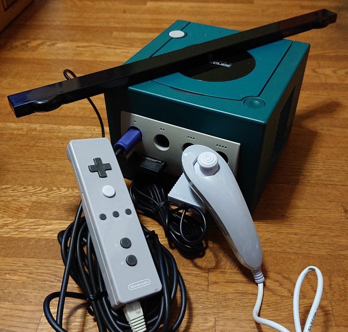 Фото: прототипы Wiimote и Nunchuk для GameCube