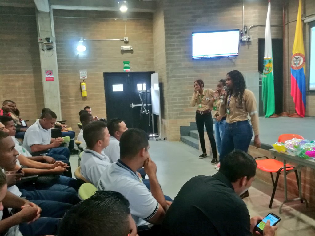 Ayalapsenaeduc1's tweet photo. Love is in the air ... Poems time! #SemanaDeidiomasSENA #CFMAspeaksEnglish @SenaCfma @SENAComunica @Farid_Figueroat https://t.co/bI9x8IpdLo