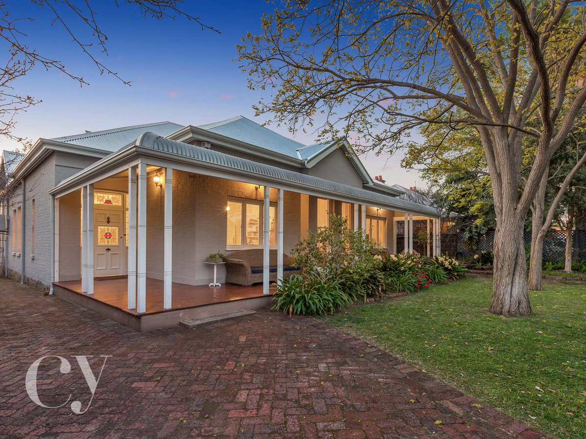 philghayes's tweet photo. 21 Moss Street, East Fremantle - Passed in at $1,800,000, negotiations continue. Good luck buyers and sellers! https://t.co/XzmGOiq1qF
