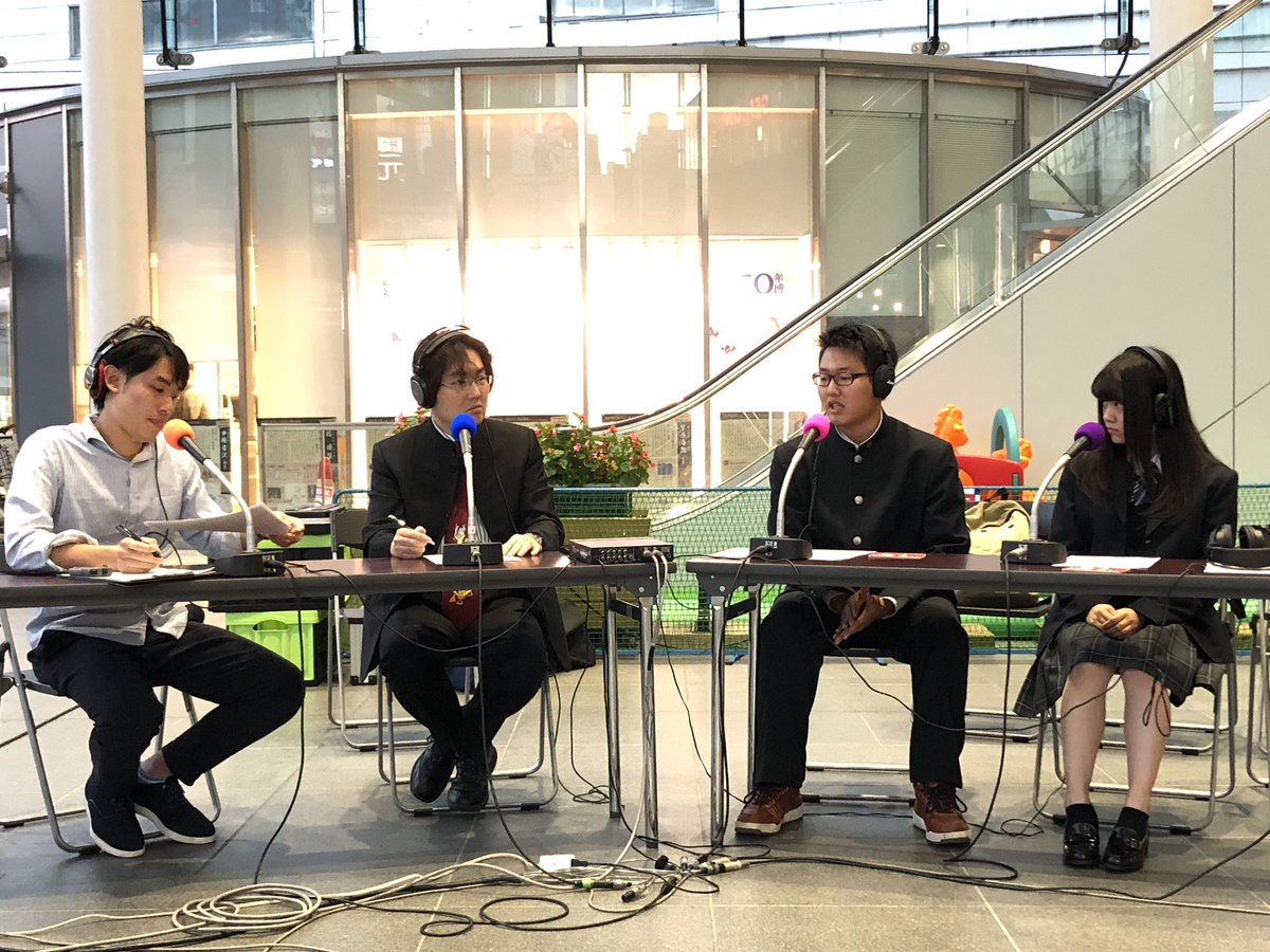 houkago_fbc's tweet photo. 土曜夜10時からは放課後☆ヒーローズ🎊
今週も科学技術高校のタカさん（3年）、ささりな（1年）が登場🙆‍♀️🙆‍♂️
みんなが使ってるアプリについてのトークが盛り上がりました😁
OAはこちら💁‍♀️ https://t.co/KvzHP3VtNk
#科学技術 #高校 #福井 #生徒会 #副会長 #書記 #放課後ヒーローズ #jk #ラジオ #学校祭 https://t.co/hByeNrRrMt