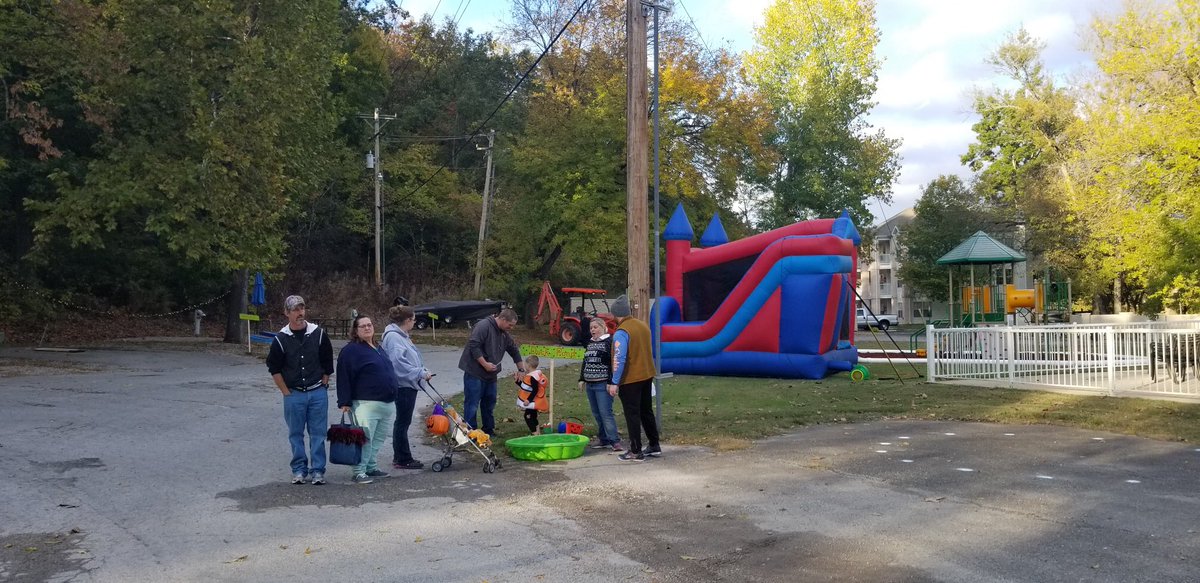 HRAngieV's tweet photo. We love our community and we love our team. These guys and girls made me so proud tonight. Over $1100 raised to support women and children at The Crisis Center of Taney County. #DiamondGivesBack #FallFest2018 #SuitesAtFallCreek #ServantHearts #PiedmontPride https://t.co/g80uV3U55S