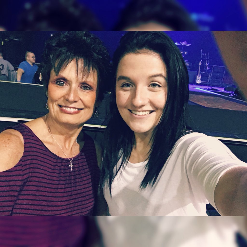 ArachnidGurl's tweet photo. “I’ll go anywhere, West Virginia baby I don’t care.” 😉 Traveled all the way to West Virginia to see our favorite once again tonight! One helluva show @jakeowen.. couldn’t think of a better way to spend our Friday night. We love you Jake! See you again soon. 🎶❤️😁 @mudpatsy https://t.co/nGorTe7qvt