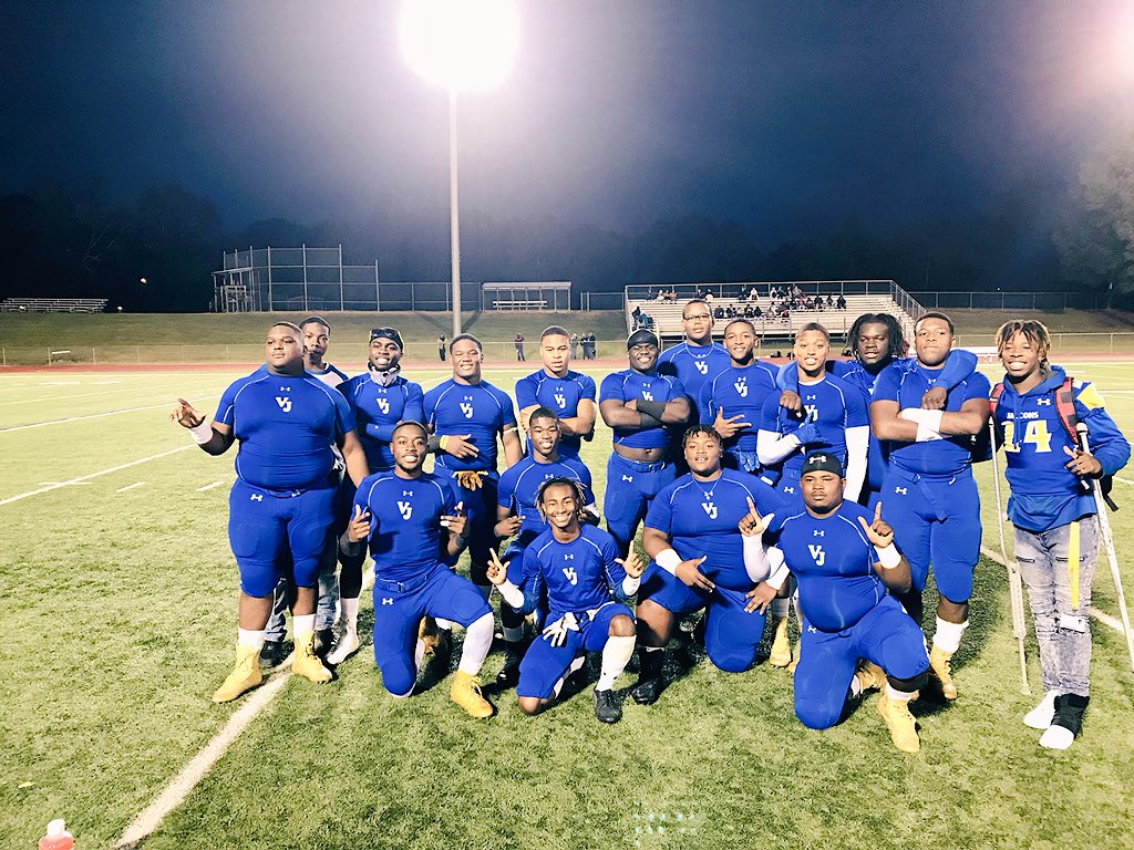 VJ_Athletics's tweet photo. Thank you, SENIORS 💙💛🏈
#VJFalcons🦅 #SeniorNight https://t.co/hoij2ngT5C