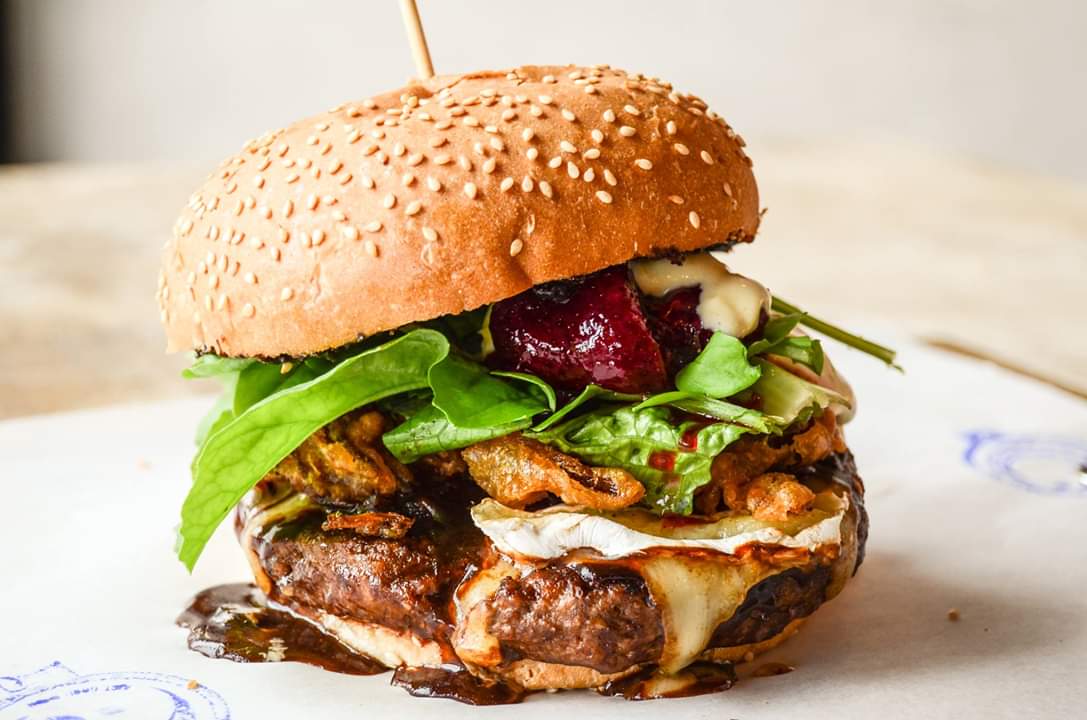 SurfRidersDBN's tweet photo. Burgers, beach and summer vibes down on South Beach.

#SurfRidersDBN #SurfRidersCafe #Durban #Burger https://t.co/HoYhcBumHb