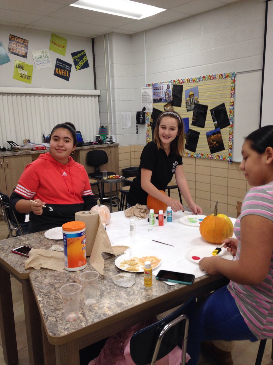 GayleStrom1's tweet photo. Pumpkin painting and building relationships were a priority tonight!  Thanks to all the middle school students who joined us! #thepantherway #SLSMcharacter https://t.co/aRMuIWS9Am