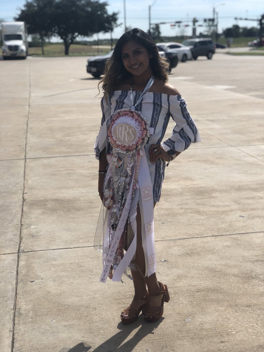 _madelineeee__'s tweet image. #hoco2k18 🤩