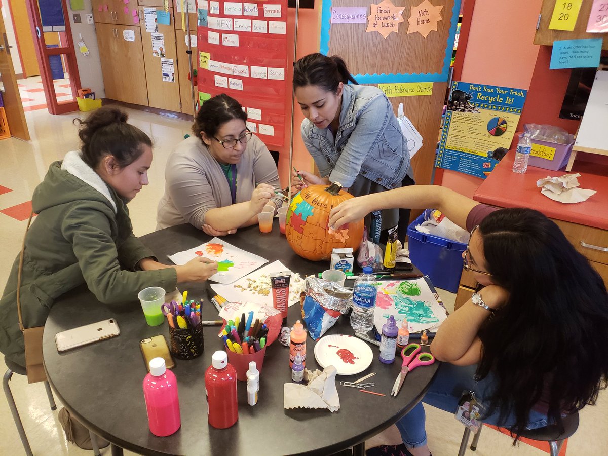 MrsRoberts3GT's tweet photo. Eating popcorn and decorating our team pumpkin together!  Way to go 3rd grade "ghouls." @gtprincipal186 @MrsGarcia3GT @MsHerrera3GT @daguayo_3 https://t.co/D7HrX8JJrY