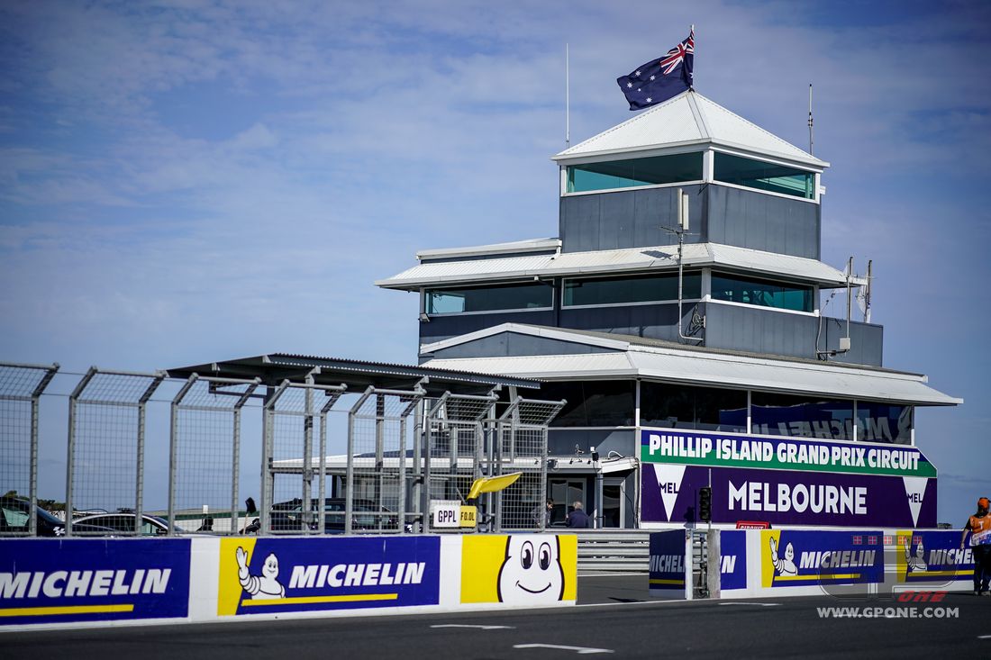 gponedotcom's tweet photo. #AndreaDovizioso #australia Phillip Island, cronaca LIVE delle qualifiche: caccia alla pole: Cronaca in DIRETTA MOTOGP LIVE delle qualifiche del Gran Premio d'Australia: Iannone e Petrucci davanti a tutti nelle libere, Marquez 6°, Rossi 9° https://t.co/SPhFYFb33q https://t.co/PxRmE7ZlvR