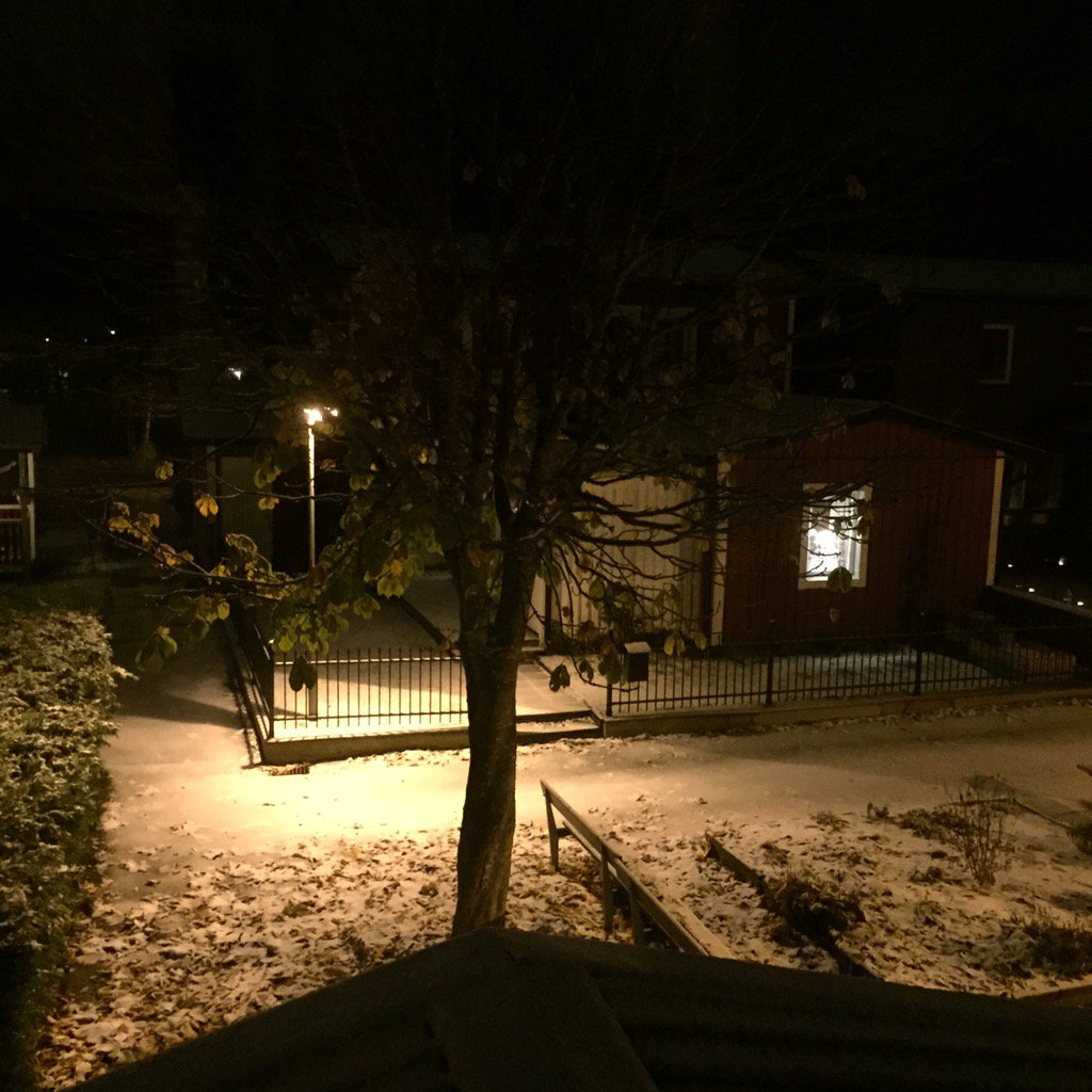 jaydreaming's tweet photo. RIP me. Not cool, October. #snow https://t.co/fLbLPNWEF0