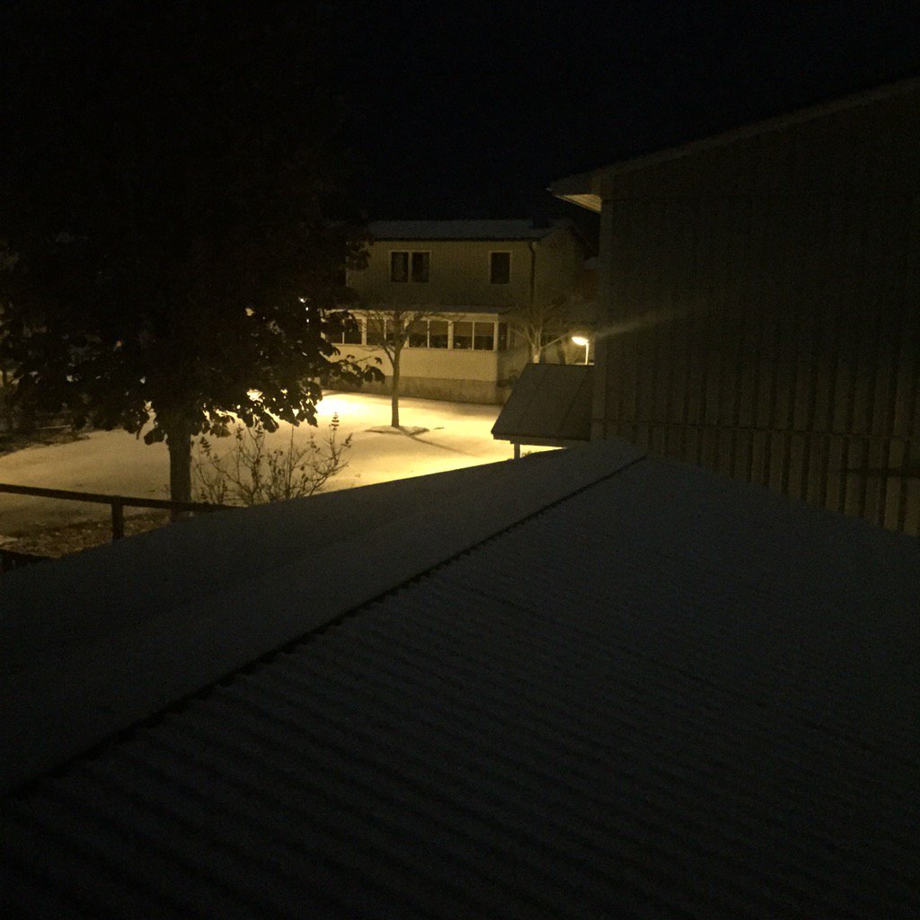 jaydreaming's tweet photo. RIP me. Not cool, October. #snow https://t.co/fLbLPNWEF0