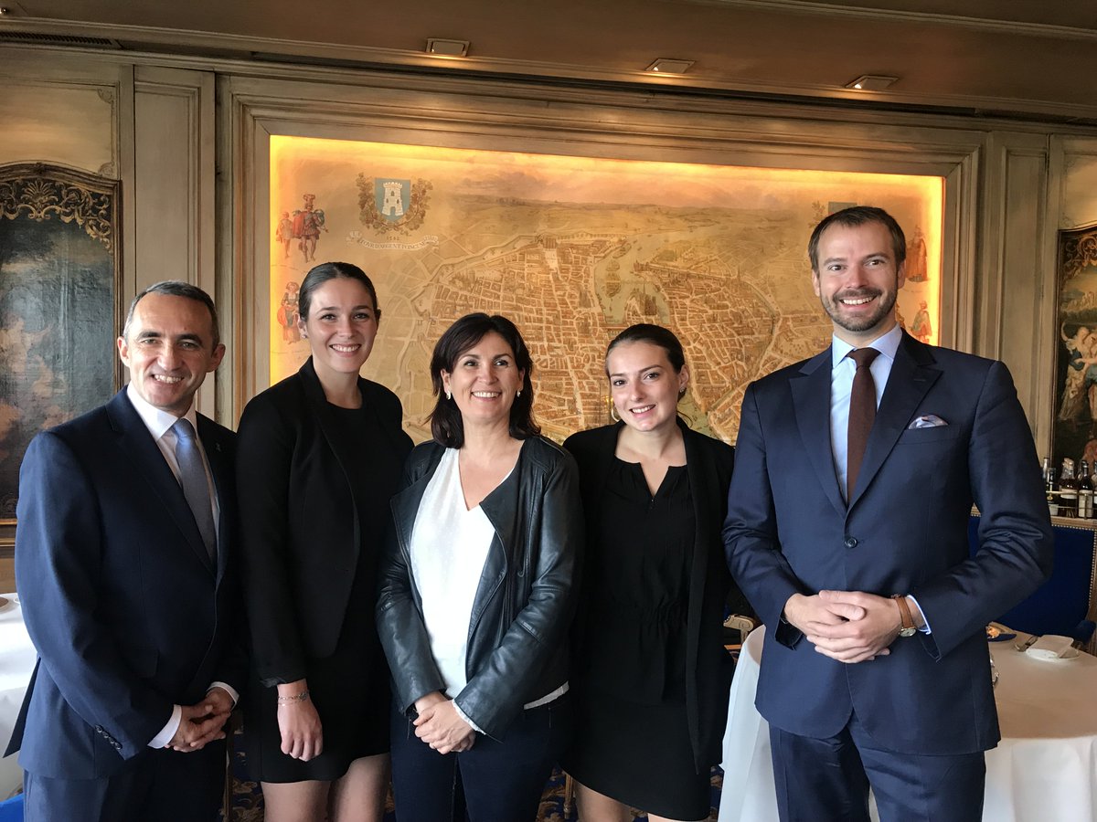 Et c’est parti pour les lauréates du <a href="/TropheeDelair/">Trophée National Frédéric Delair</a>, direction Tokyo avec un séjour à <a href="/NewOtaniHotels/">Hotel New Otani</a> et un dîner à <a href="/LaTourdArgentJP/">Tour d'Argent Tokyo</a> .
Bon voyage !
#tropheedelair #transmission #hotellerie #metiersdesalle #anaisguimontheil #lucilepinard #chamalières #concours <a href="/AndreTerrail/">André Terrail</a>