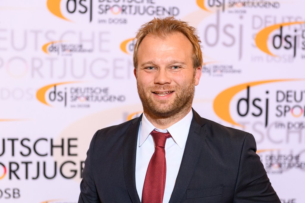 Deutsche Sportjugend (dsj) (@dsj4sport) on Twitter photo Alter und neuer 2. Vorsitzender der Deutschen Sportjugend: <a href="/BennyFolkmann/">Benny Folkmann</a> #Jugend <a href="/dfb/">DFB (Verband)</a> einstimmig wiedergewählt. Herzlichen Glückwunsch! #dsjvv2018 Alter und neuer 2. Vorsitzender der Deutschen Sportjugend: <a href="/BennyFolkmann/">Benny Folkmann</a> #Jugend <a href="/dfb/">DFB (Verband)</a> einstimmig wiedergewählt. Herzlichen Glückwunsch! #dsjvv2018