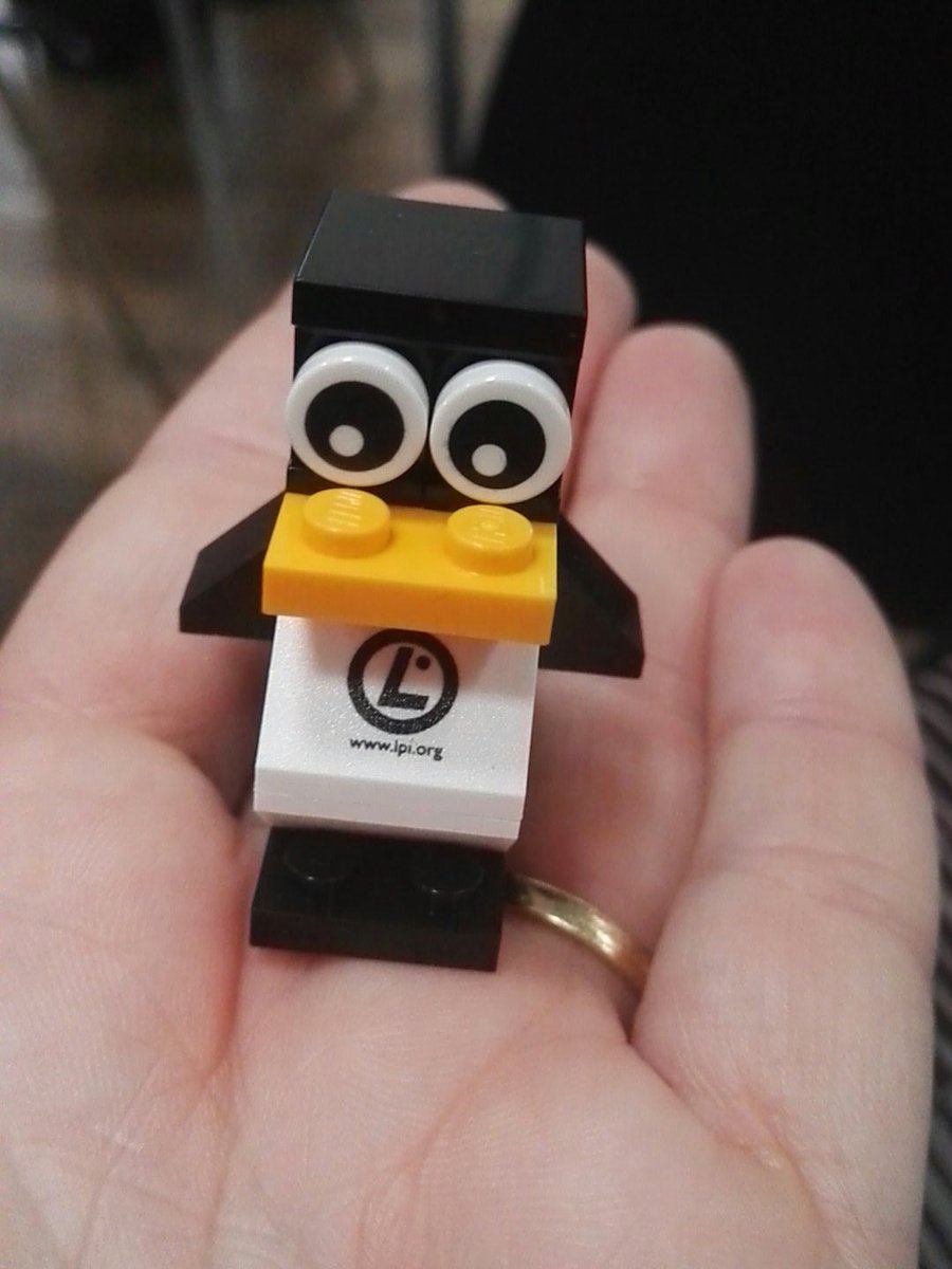 DeboraMapelli's tweet photo. Il pinguino in una mano 💞 #linuxday18 https://t.co/5JbhBjls8K