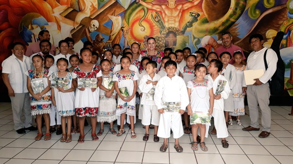 svalenciamoreno's tweet photo. Un gusto ver caritas felices en el 2o Encuentro de Coros Infantiles "Los Niños en la Radio" en #XHNKA perteneciente a las Radiodifusoras Indígenistas de la @CDI_mx
#CulturaQueTrasciende
#EnElCorazónDeLaCulturaMaya https://t.co/8tR7dTuieb