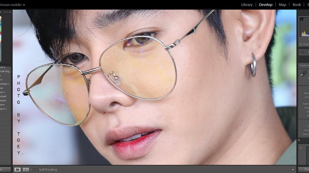 photobytoey's tweet photo. เพิ่งรู้ว่าการทำรูปในจอคอม 24" ทำให้เห็นรายละเอียดชัดเจนขนาดนี้ (ตูเชยมาก 😂) เข้าใจความรู้สึกของคำว่าอยากเลียจอเลอ 😳 (เพื่ออรรถรสในการรับชมควรเปิดดูในคอม) และเพิ่งเห็นว่าพี่โชคแกมีขนจุ๊บจิ๊บที่ใบหูด้วย 👂🏻

#เป๊กผลิตโชค 
#PeckPalitchoke 
#palitgallery 
#photobytoey https://t.co/U9n49xKkDq