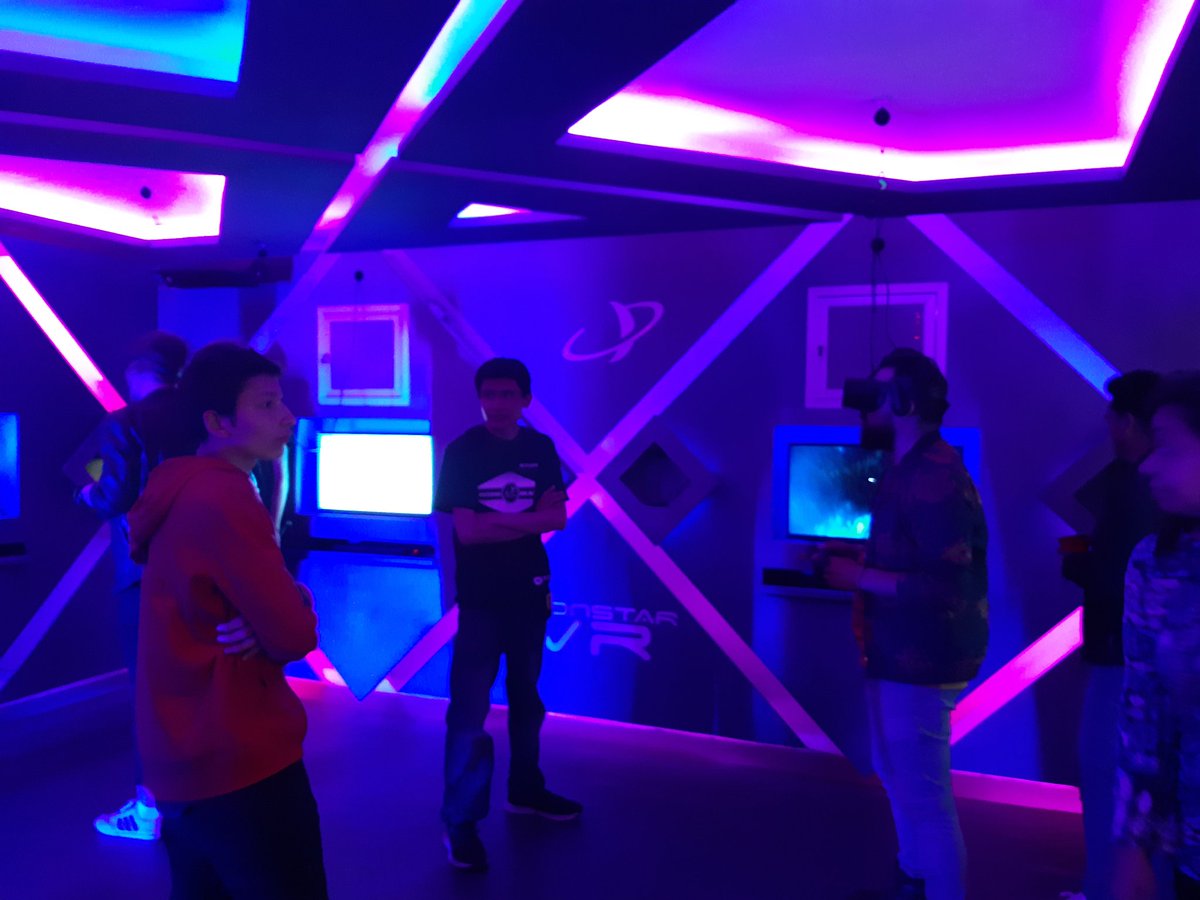 Eduardo_LRock's tweet photo. #MoonstarVR Presentación en Coapa con @ramonbostich, la realidad virtual en nuestras manos!! 😎👍 https://t.co/xdwddmomXR