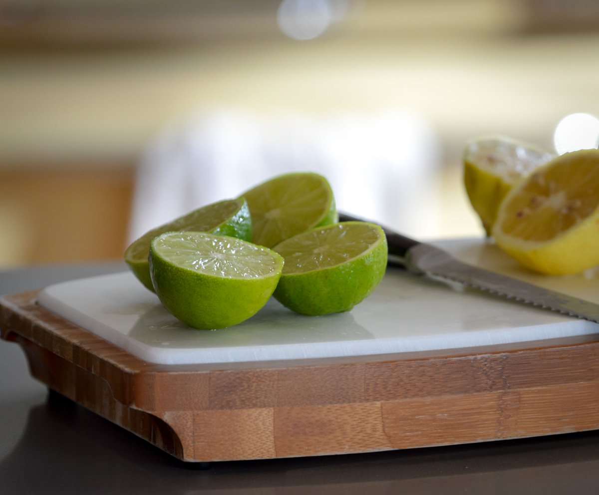 Make_Muddle's tweet photo. #Prep makes #cocktail execution go way easier. Having #freshcitrus on hand is a staple for us. Bread, milk, citrus? Check! We have a super fun video coming up this week that uses fresh citrus. Stay tuned for #tequila & shenanigans! #howtococktail #cheersyall #cocktails #lime https://t.co/vrvdbBlkqN