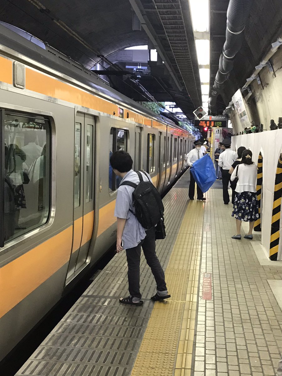 中央線の御茶ノ水駅で人身事故の現場画像