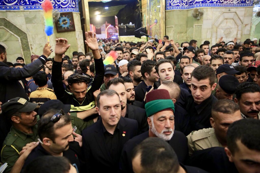 Akşam ise İmam Hüseyin ve Hazreti Abbas’ı ziyarete gittik.

Yiğitlik, cesaret ve cömertliğin simgesi olan bu şahsiyetleri anmak üzere Sünni-Şii farketmeksizin milyonlarca ziyaretçi bu ebedi istirahatgahlara akın ediyor.