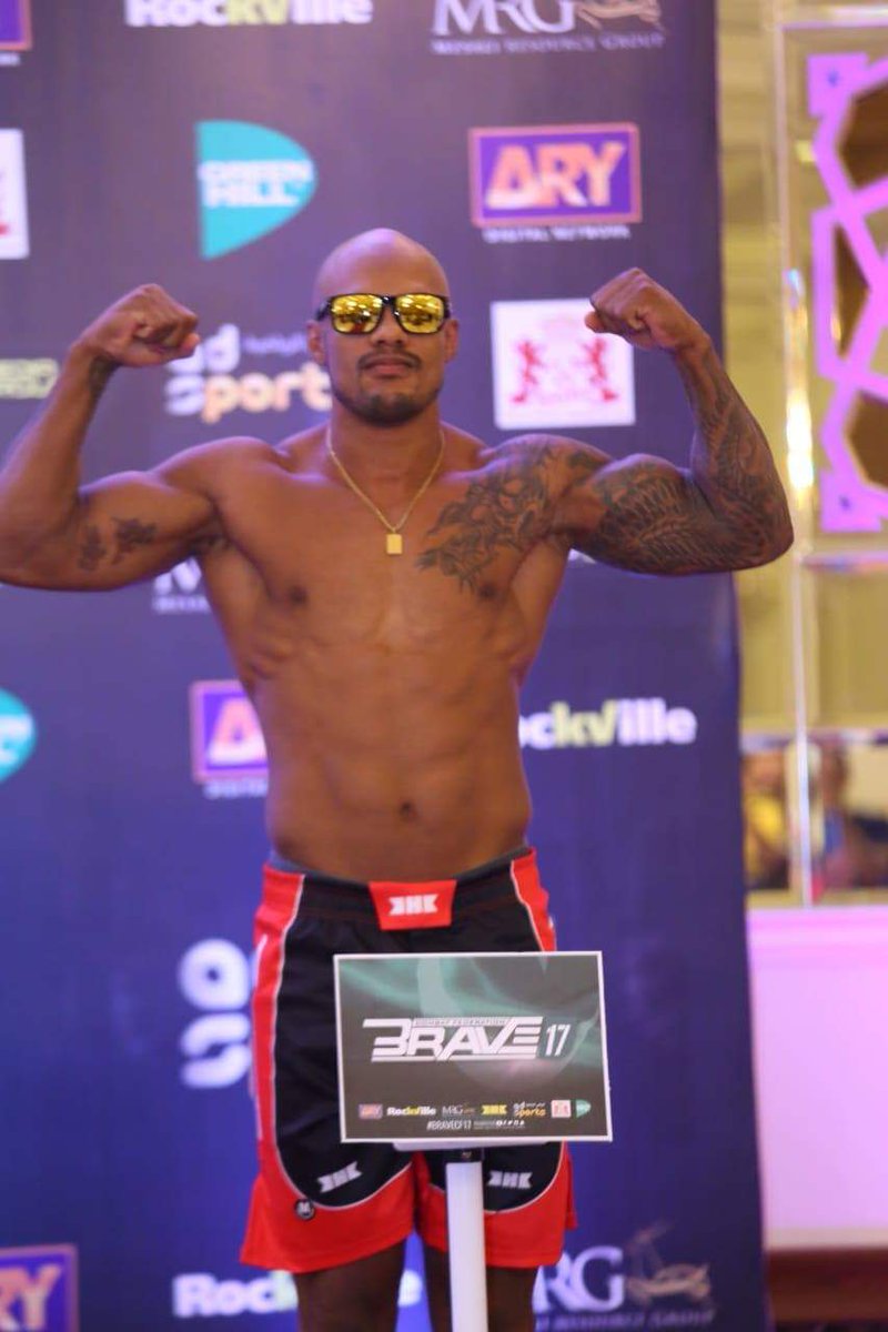 LollywoodSS's tweet image. Contenders of Welter Weight Bout (Main Event) Rodrigo Cavalheiro &amp;amp; Abdoul Abdouraguimov with the President Mohammad Shahid President #BraveCombatFederation
are at the stage of Weigh In Event #Brave17 #MMA #Pakistan #Lahore #MRG #Rockville @arydigitalasia @Salman_ARY