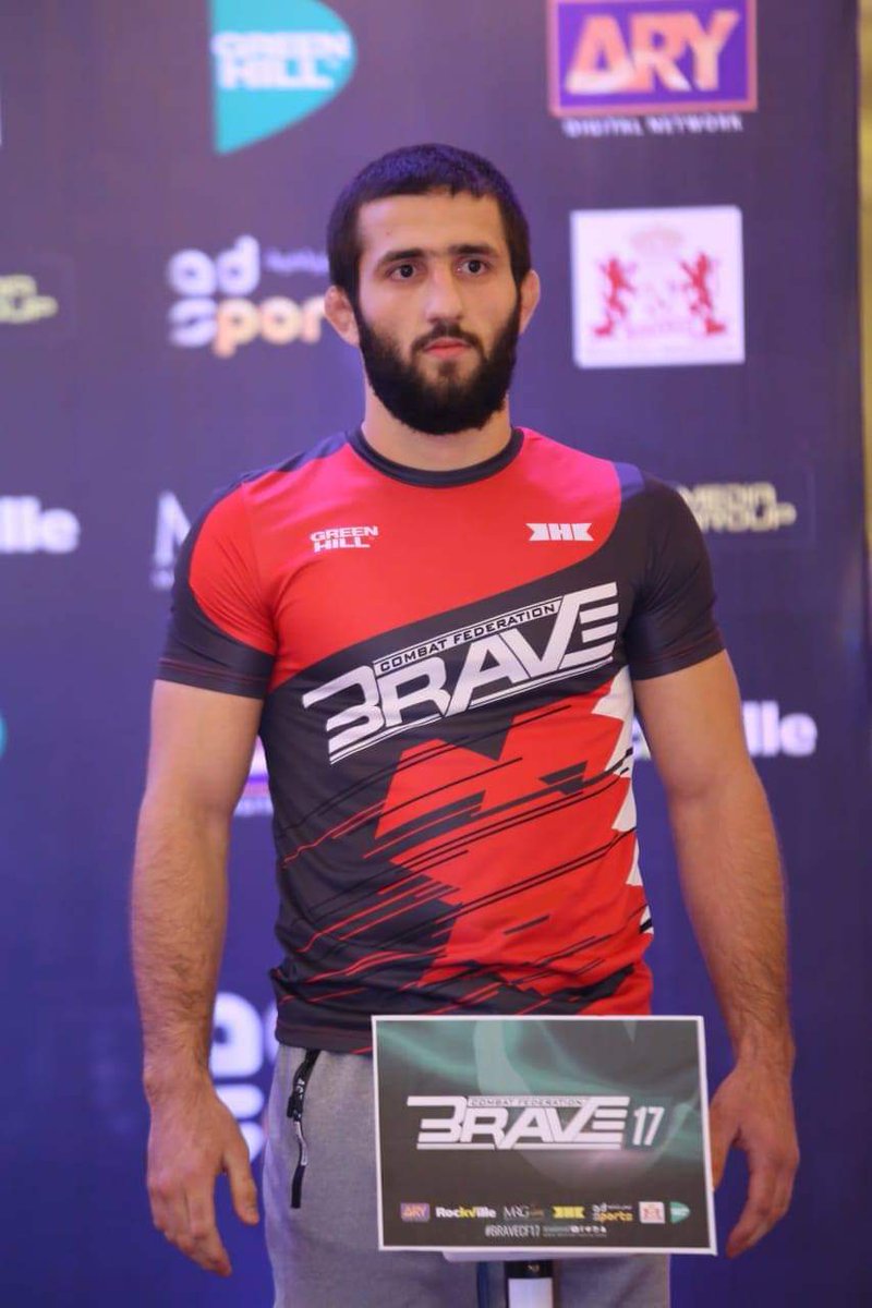 LollywoodSS's tweet image. Contenders of Welter Weight Bout (Main Event) Rodrigo Cavalheiro &amp;amp; Abdoul Abdouraguimov with the President Mohammad Shahid President #BraveCombatFederation
are at the stage of Weigh In Event #Brave17 #MMA #Pakistan #Lahore #MRG #Rockville @arydigitalasia @Salman_ARY