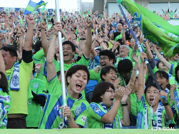 Js Link Japan Sports Link おめでとう 湘南ベルマーレ 湘南ベルマーレ 優勝 タイムアップの笛と共に喜びを爆発させる湘南サポーター