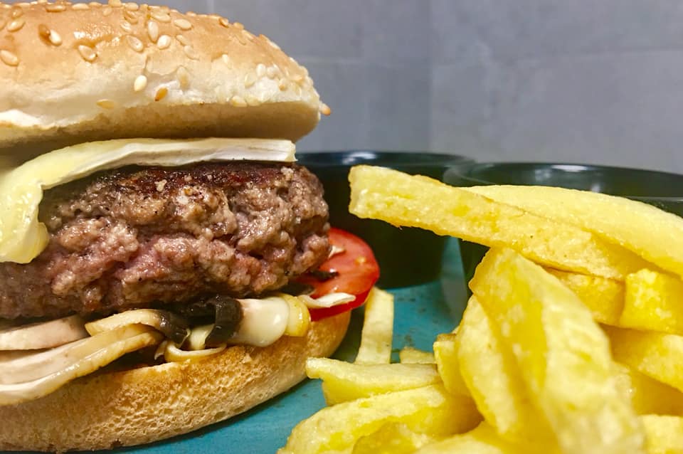 ¿Te atreves con nuestra #Hamburguesa de Black Angus de 200 grs?...#PanTostado, #TomateFresco, #ChampiñonesSalteados y el toque único del #QuesoBrie fundido... Y con patatas fritas al momento! Qué tentación! #LaMadreña #Castellana78