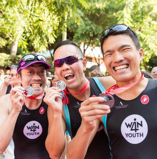 AdeccoCzech's tweet photo. Triatlon v Lanzarote je konečně TADY! ☺️☺️Už za malou chvíli proběhne napínavý závod o vítězství. 🥇 Celý projekt probíhá v rámci Win4Youth, který nasbíranými km pomáhá lidem, kteří to potřebují. 🤗 Chcete se dozvědět více? https://t.co/XWAj6HJQEa. https://t.co/EsRp4qbgKf