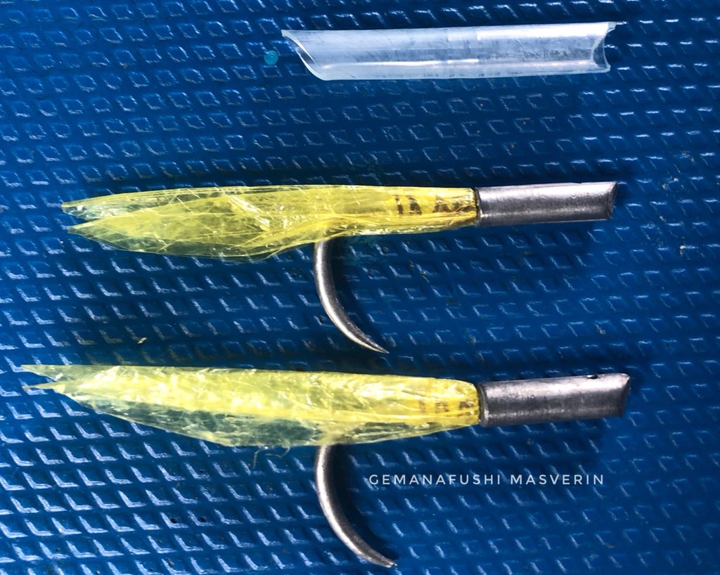 Masverin Online on X: “Satho bulhi” #Barbless hook used to catch #tuna.  Normally we use 3 different colors; Red, Yellow and light Green. 4-5  different sizes. Largest size called “gon'dha bulhi”. We
