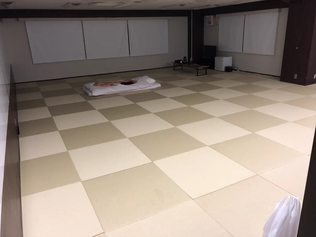 やっとホテル見つけたｗｗｗ一人なのに、”少し広め…”の部屋が少しじゃなくて”結構広め？！”じゃない…ｗｗｗ