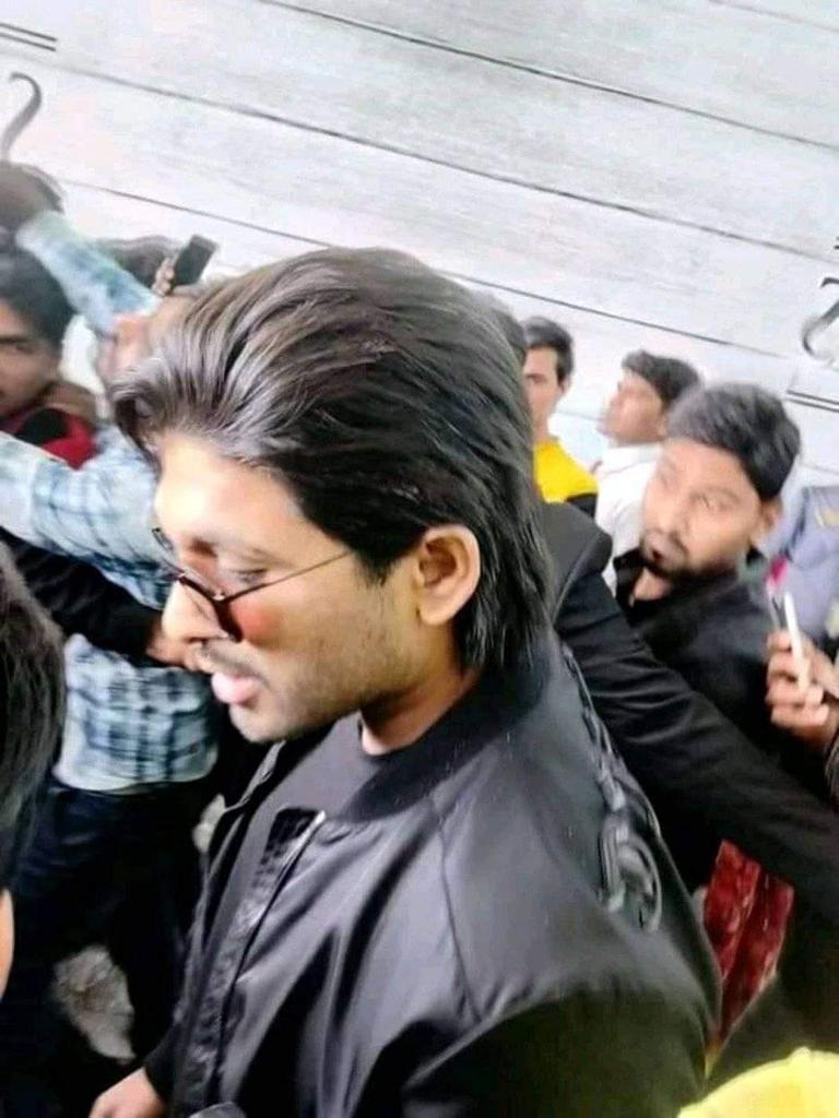 Stylshmani2's tweet photo. Stylish Star #AlluArjun
 at #Bangalore Airport 😎
#HairStyle 👌😍 
Adhurs...😘😘
#Arya2 Style starts............
#RachaRachasyaRachobhya....... https://t.co/gDL8l6dBTY