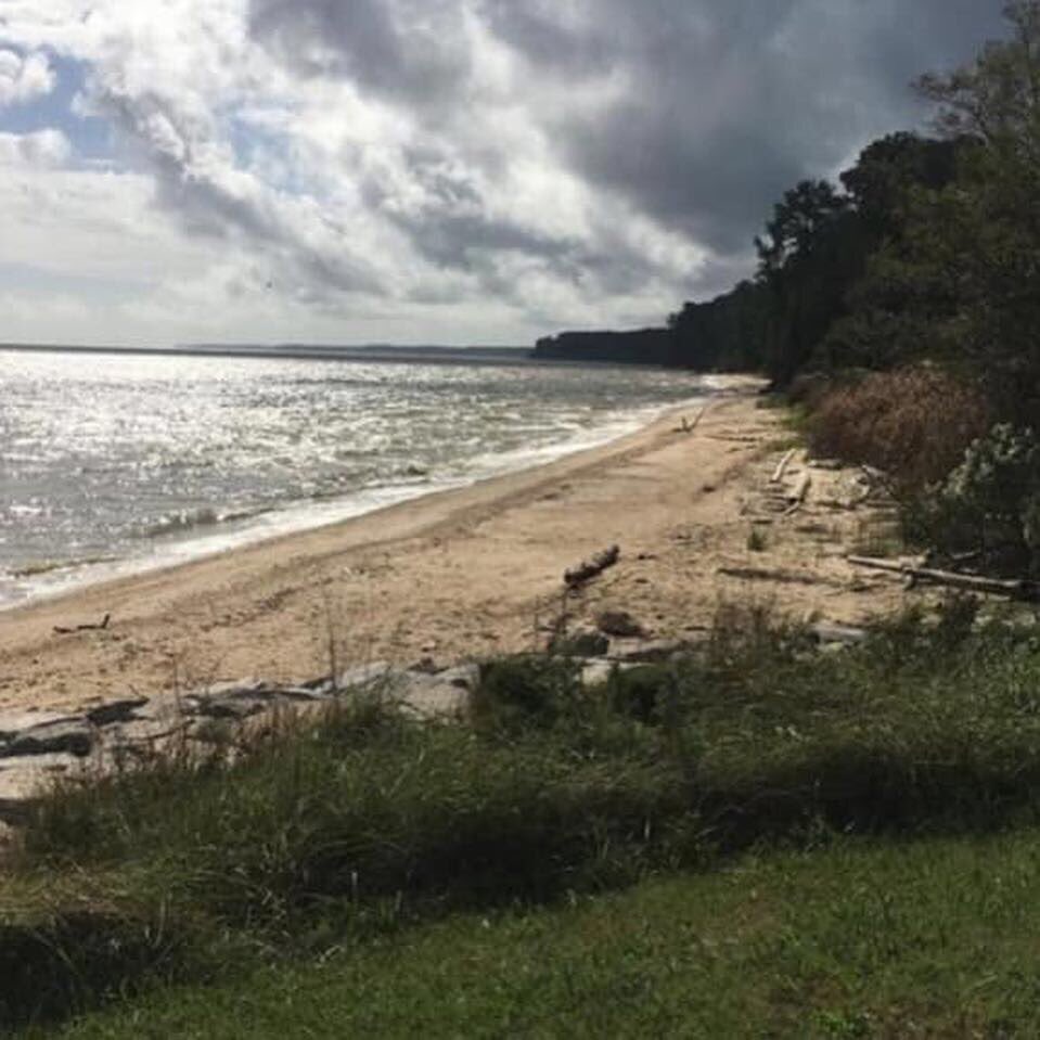 AmberCoxRealtor's tweet photo. Don’t let this one pass you by. Three level townhouse, minutes from Pax River, shopping, and restaurants. Walk to the water and relax on the beach. Message or call me today 240-441-7979 https://t.co/l098mT7TGr
