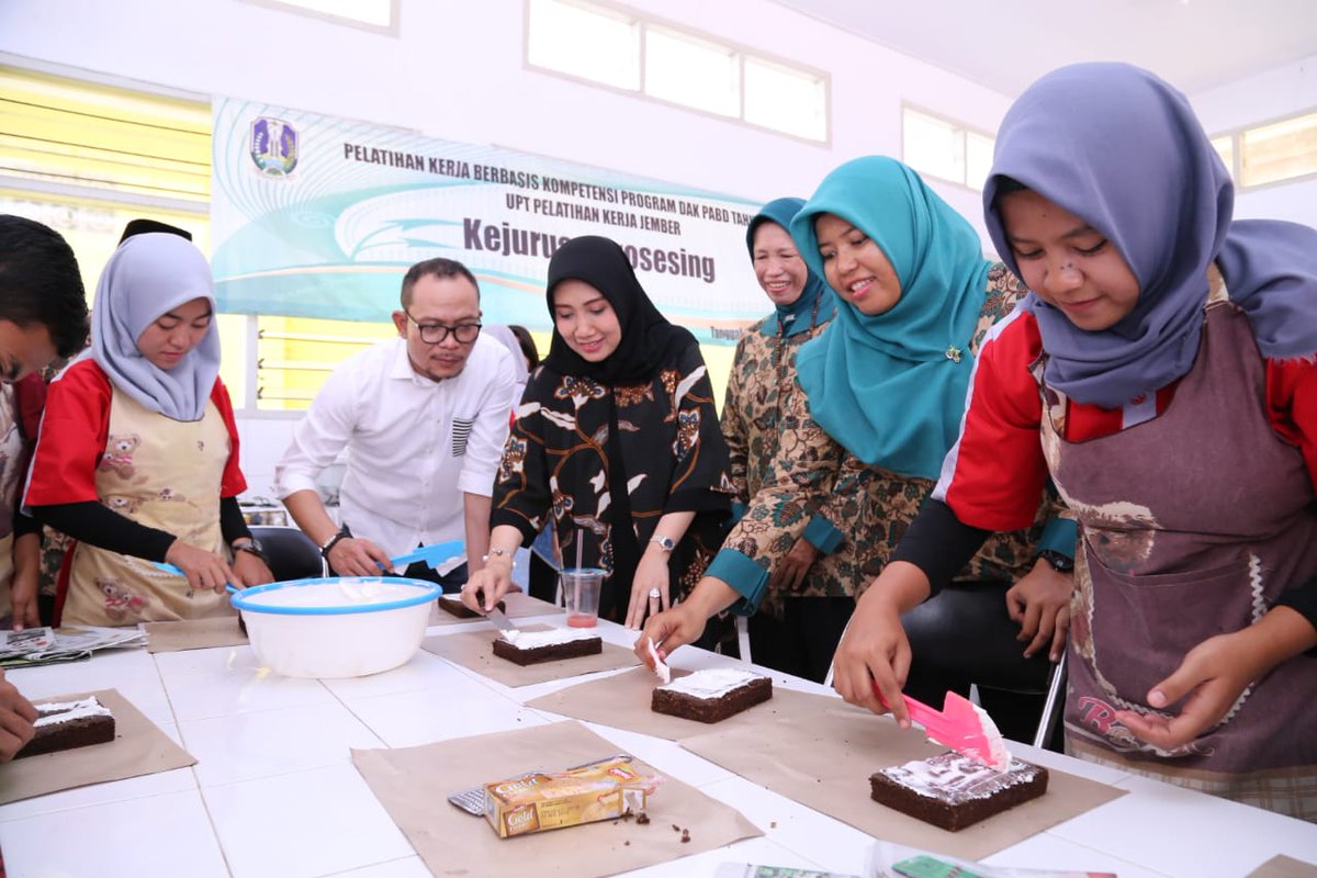 Menaker <a href="/hanifdhakiri/">MHD</a> mencoba jus buah buatan siswa kejuruan prosesing. Menaker dan Ibu <a href="/ifaahanif/">IfaHanif</a> juga turut membantu siswa saat praktik membuat kue.