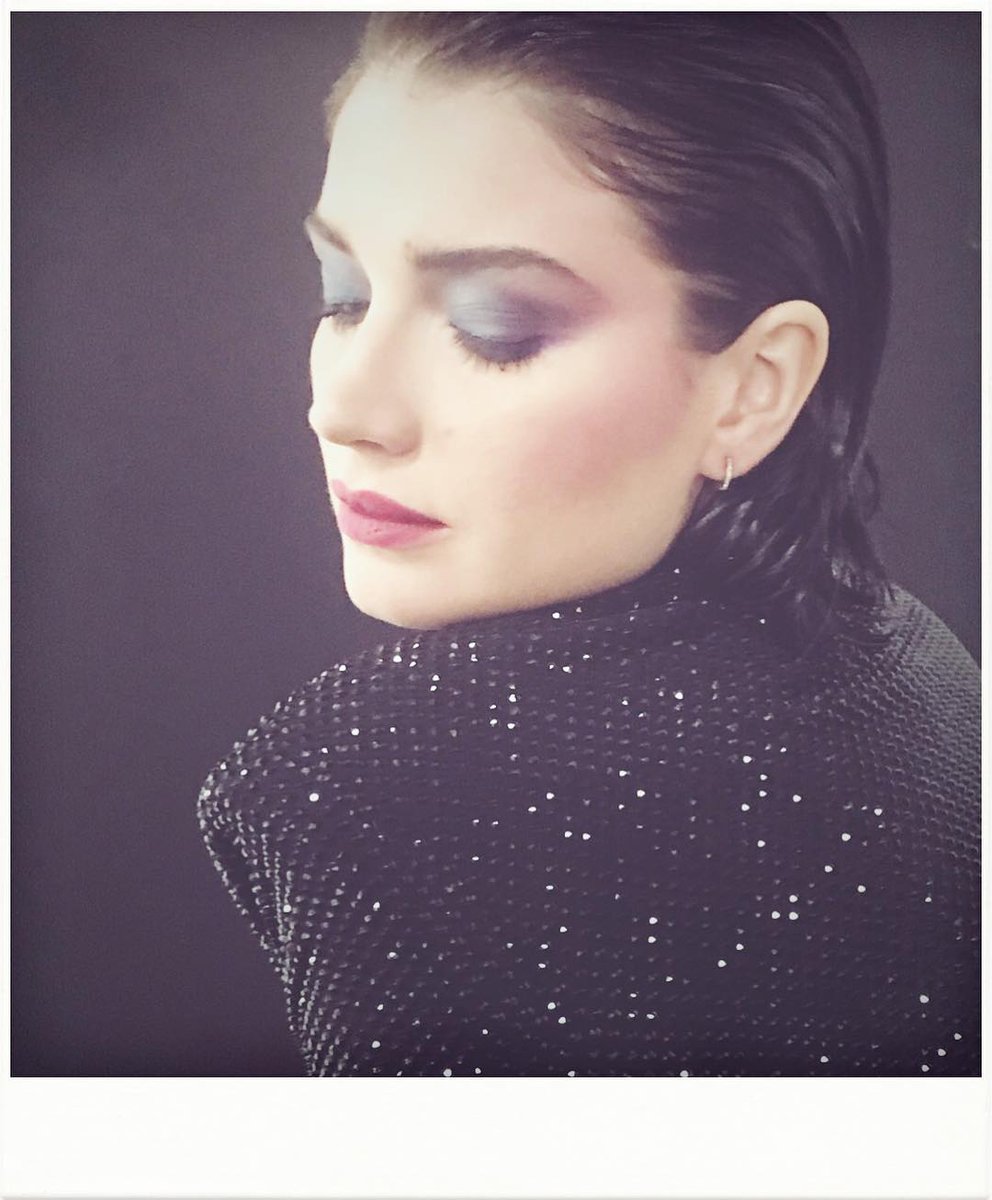 📸 New photoshoot soon? Earlier this month, @Contentmode posted this behind the scenes picture of Eve Hewson. #EveHewson