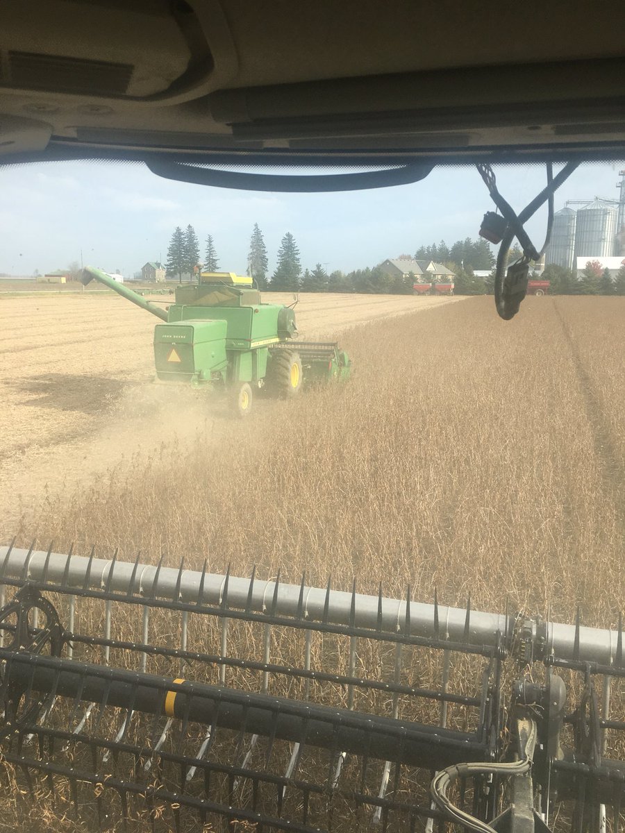 We gave our neighbour a hand finishing his beans today #newandold getting it done just the same @JohnDeere @HuronTractorLtd