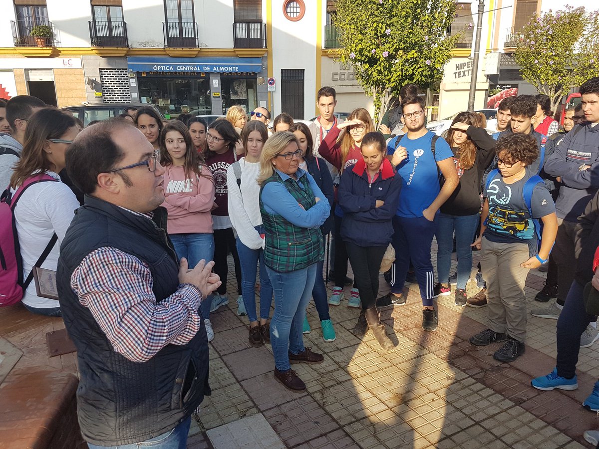 consejosanfdo's tweet photo. Nuestros jóvenes ya en Almonte antes de iniciar el camino al Rocío. Reciben la explicación por parte de José Luis Cordero de la relación entre Almonte y la Santísima Virgen. #jovenesalrocio https://t.co/CzVQzz6042