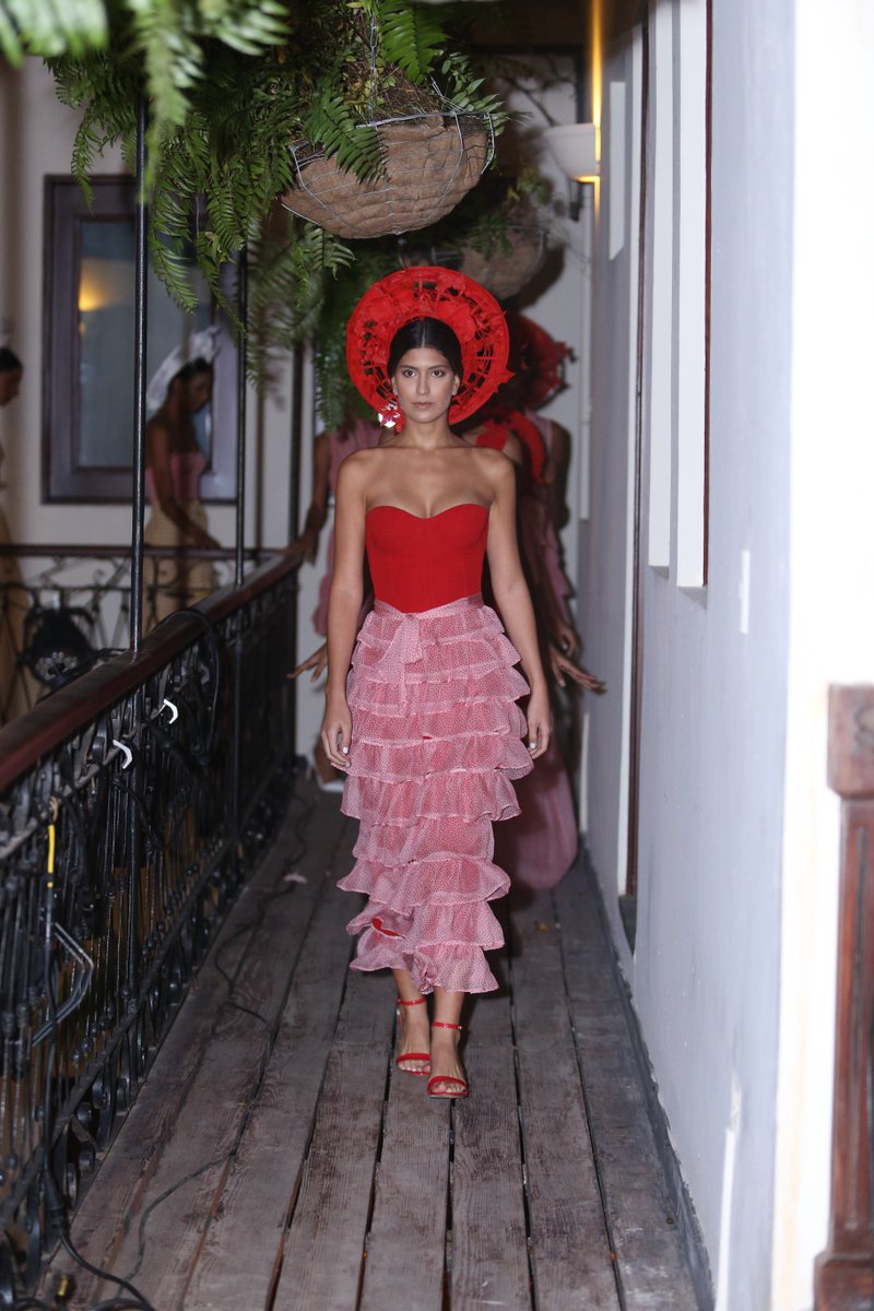 ListinDiario's tweet photo. Ritmo clásico para cerrar #DominicanaModa18 https://t.co/QsIXG4kM2x #Moda #DM18 #ViveLaModa #ListínDiario https://t.co/UAlOb6XwVt
