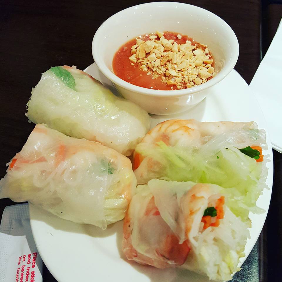 CapheGuests's tweet image. Treat yourself and warm up your #foodie soul🖤 with a #SummerRolls🌞 #Saturday! Each mouthful of this treat is bursting with flavour and juiciness!🌯 

#Weekend #Foodie #LondonFoodie #VietnameseFood #Delicious
