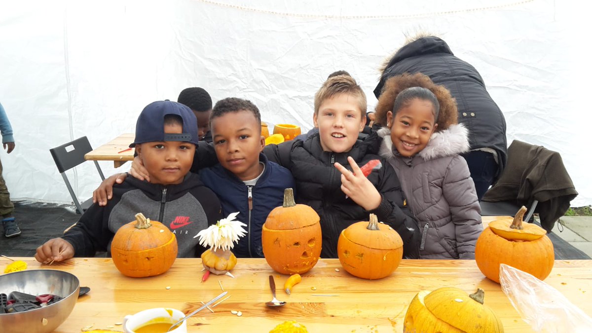 HVreewijk's tweet photo. Pompoenenmiddag Praathuis in samenwerking met Free House. Top dag, gezelligheid, en veel creativiteit. https://t.co/wlwLf20xip