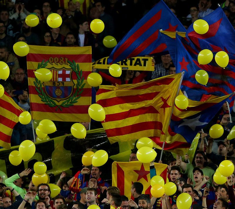 Cdrfcb's tweet photo. NO OBLIDEU PORTAR GLOBUS GROCS DEMÀ AL CAMP NOU!!! Ompliu-los un cop dins l'estadi i repartiu-ne entre els vostres veins/nes. Al minut 17'14" els mostrarem per reclamar LLIBERTAT i INDEPENDÈNCIA. #globusgrocs #hitornem https://t.co/2He0YSXyWR